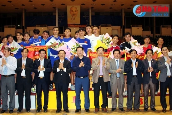 Bí thư Tỉnh ủy - Chủ tịch UBND tỉnh Lê Đình Sơn cùng lãnh đạo các ban, ngành trao thưởng cho các đội đạt giải bóng chuyền nam thanh niên toàn tỉnh Hà Tĩnh lần thứ XVIII