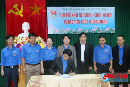 Đại diện các đơn vị ký kết thi đua