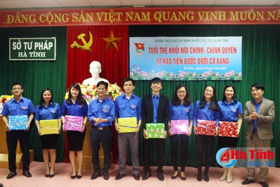 Trao quà cho các đội thi