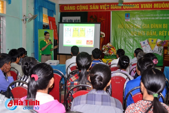 Cũng nhân dịp này, cán bộ kỹ thuật của công ty đã hướng dẫn bà con địa phương cách sử dụng phân bón hiệu quả và phù hợp với từng loại cây trồng, đảm bảo vệ sinh môi trường, nâng cao chất lượng nông sản…