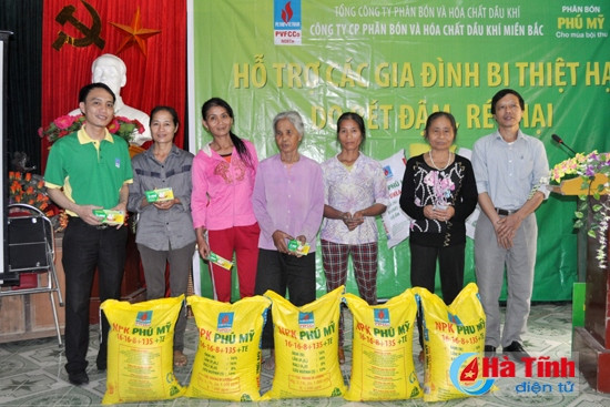 Công ty CP Phân bón và Hóa chất dầu khí miền Bắc trao các phần quà cho nông dân xã Sơn Hòa (Hương Sơn) và đại diện lãnh đạo xã Thạch Kênh