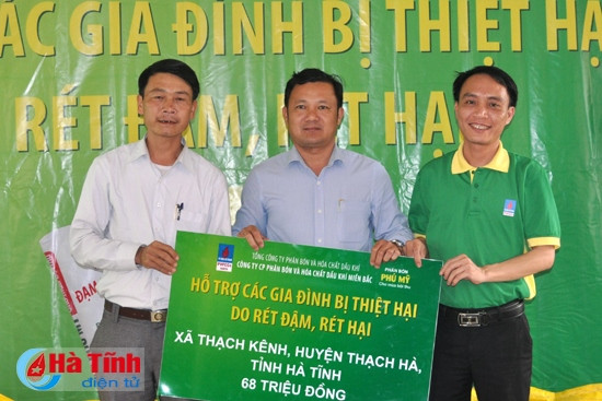 Công ty CP Phân bón và Hóa chất dầu khí miền Bắc trao các phần quà cho nông dân xã Sơn Hòa (Hương Sơn) và đại diện lãnh đạo xã Thạch Kênh