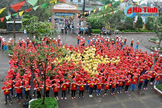 Học sinh Trường Tiểu học Đại Nài xếp hình cờ đỏ sao vàng