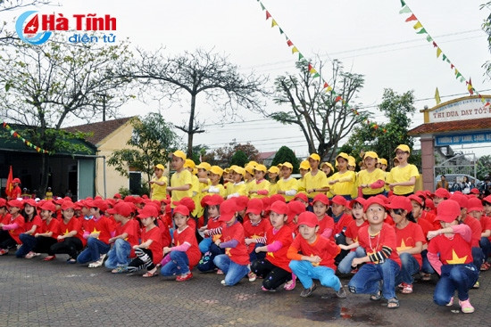 Rước ảnh Bác Hồ và đồng diễn thể dục, dân vũ ở Trường Tiểu học Đại Nài