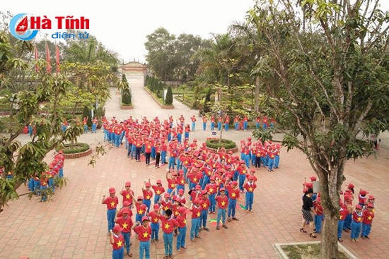 Tiểu học Thạch Môn xếp hình bản đồ Việt Nam