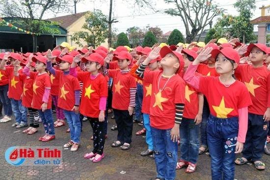 Rước ảnh Bác Hồ và đồng diễn thể dục, dân vũ ở Trường Tiểu học Đại Nài