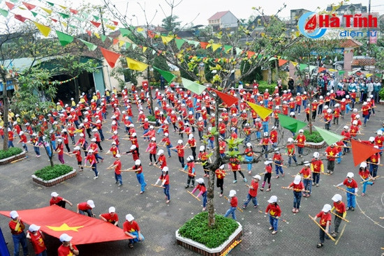 Rước ảnh Bác Hồ và đồng diễn thể dục, dân vũ ở Trường Tiểu học Đại Nài