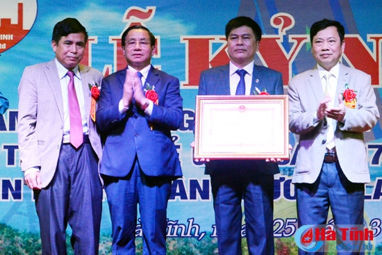 Thừa ủy quyền Chủ tịch nước, Bí thư Tỉnh ủy - Chủ tịch UBND tỉnh Lê Đình Sơn trao Huân chương Lao động hạng Nhất cho tập thể Công ty TNHH MTV Thủy lợi Nam Hà Tĩnh