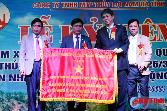 Đại diện Bộ NN&PTNT trao bức trướng với dòng chữ: “Công ty TNHH MTV Thủy lợi Nam Hà Tĩnh - 40 năm phát huy hiệu quả công trình đại thủy nông Kẻ Gỗ, phục vụ phát triển KTXH”