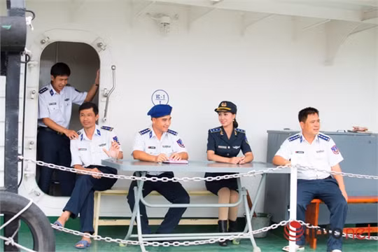 Quân phục cảnh sát biển Việt Nam 'mềm mại' trên vóc dáng người mẫu ảnh 8