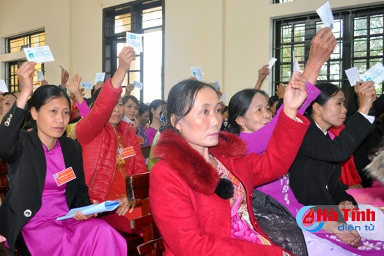 Đại biểu biểu quyết bầu BCH Hội LHPN xã khóa XXII nhiệm kỳ 2016 – 2021