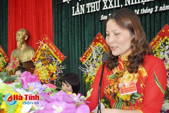 Chủ tịch Hội LHPN xã Sơn Trường Trần Thị Nhâm báo cáo kết quả hoạt động nhiệm kỳ 2011 - 2016.