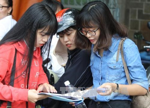 Thí sinh trao đổi sau giờ thi môn Lịch sử tại điểm thi Trường THPT Gia Định, cụm thi Đại học Quốc gia TP. Hồ Chí Minh. Ảnh: Phương Vy-TTXVN Thí sinh trao đổi sau giờ thi môn Lịch sử tại điểm thi Trường THPT Gia Định, cụm thi Đại học Quốc gia TP. Hồ Chí Minh. Ảnh: Phương Vy-TTXVN