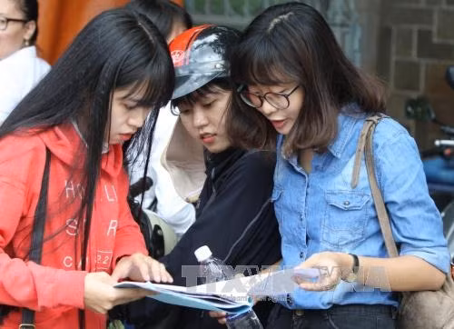 Thí sinh trao đổi sau giờ thi môn Lịch sử tại điểm thi Trường THPT Gia Định, cụm thi Đại học Quốc gia TP. Hồ Chí Minh. Ảnh: Phương Vy-TTXVN Thí sinh trao đổi sau giờ thi môn Lịch sử tại điểm thi Trường THPT Gia Định, cụm thi Đại học Quốc gia TP. Hồ Chí Minh. Ảnh: Phương Vy-TTXVN