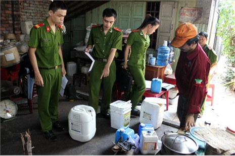 Cơ quan chức năng kiểm tra cơ sở vi phạm - Ảnh: Đông Hà