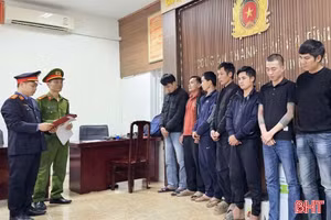 Triệt phá sới “xóc đĩa” trong trang trại lợn, khởi tố 17 bị can