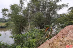 Sạt lở bờ sông Ngàn Phố uy hiếp nhà dân ở xã Sơn Giang