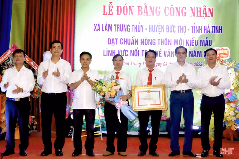 Lâm Trung Thủy đón bằng công nhận xã đạt chuẩn nông thôn mới kiểu mẫu
