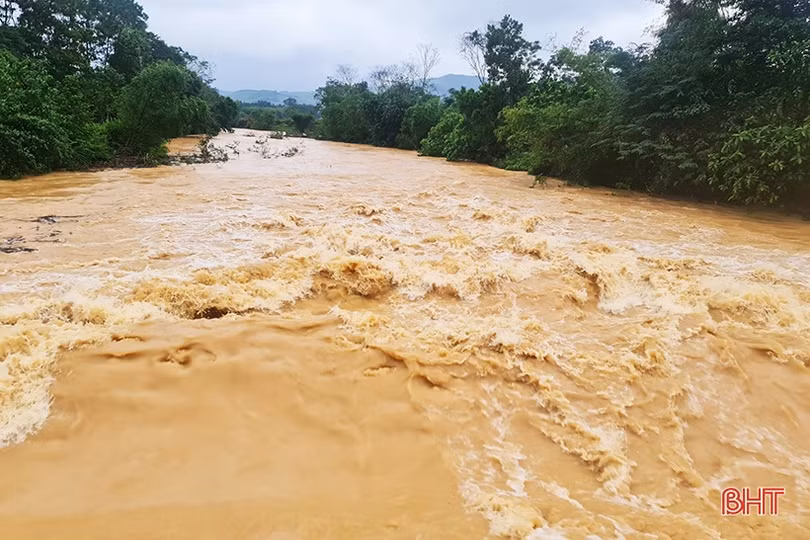 Tìm kiếm người mất tích trong mưa lũ ở Hương Khê