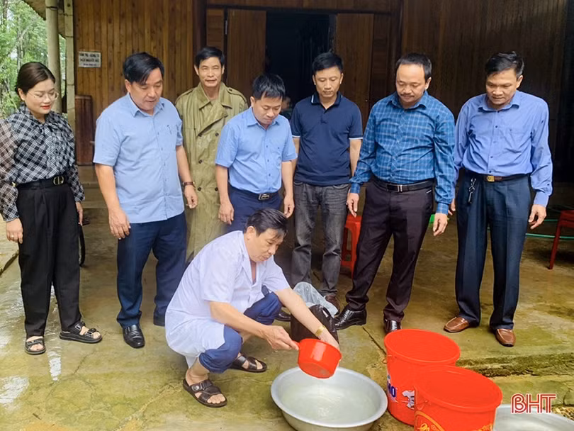 CDC Hà Tĩnh giám sát, hướng dẫn xử lý môi trường sau lũ