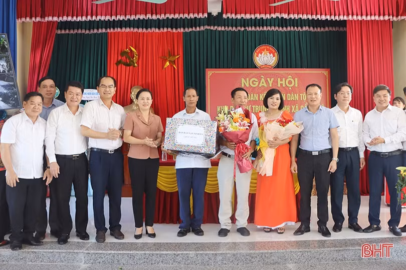 Trưởng ban Dân vận Tỉnh ủy chung vui ngày hội đoàn kết tại Cẩm Xuyên