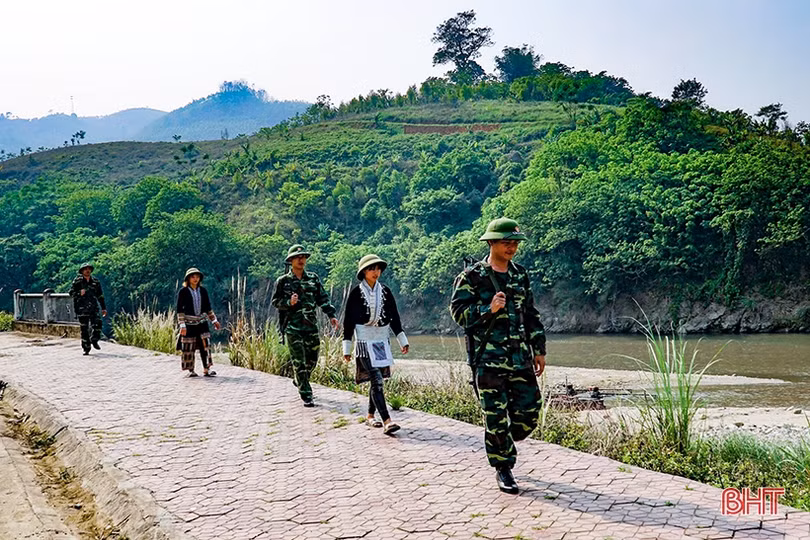 Gió Lũng Pô thổi dọc sông Hồng