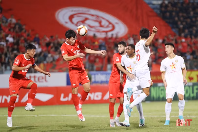 Viettel vs Hồng Lĩnh Hà Tĩnh: VAR gây tranh cãi, xà ngang và thẻ đỏ!