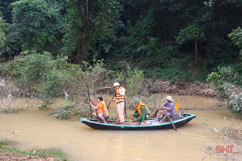 Huy động tổng lực tìm kiếm người mất tích trong mưa lũ ở Hà Tĩnh