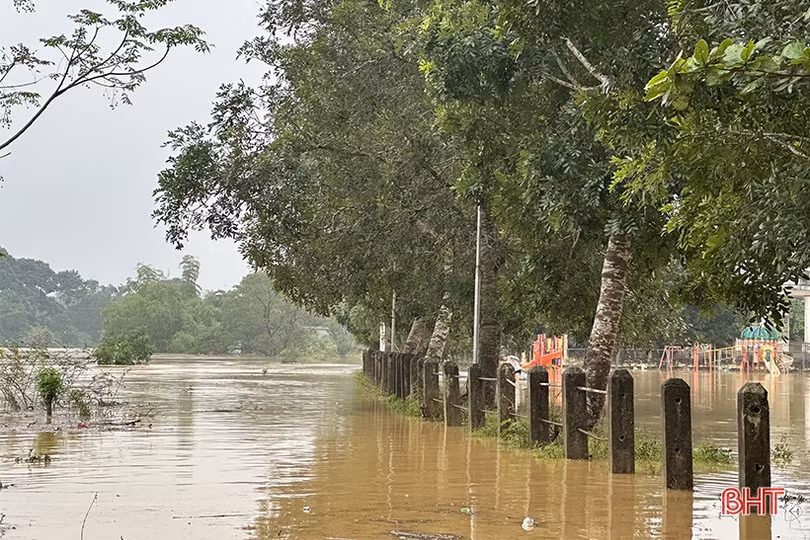 505 hộ dân ở Vũ Quang bị cô lập do mưa lũ