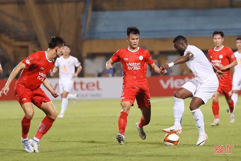 Viettel vs Hồng Lĩnh Hà Tĩnh: VAR gây tranh cãi, xà ngang và thẻ đỏ!