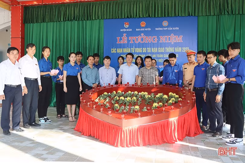 Tưởng niệm nạn nhân tử vong do tai nạn giao thông ở Cẩm Xuyên