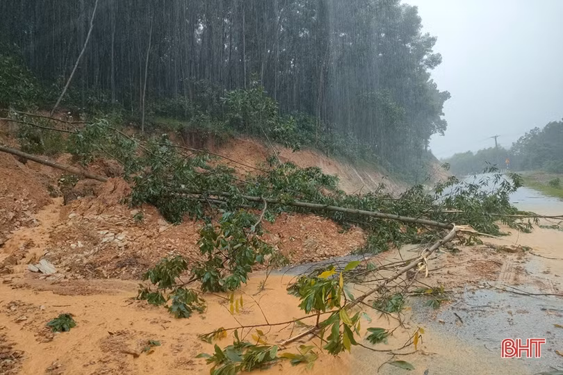 Hà Tĩnh: Nhiều nơi sạt lở, ngập lụt, giao thông bị chia cắt