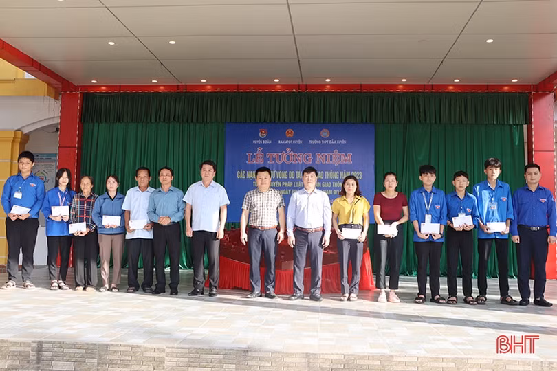 Tưởng niệm nạn nhân tử vong do tai nạn giao thông ở Cẩm Xuyên