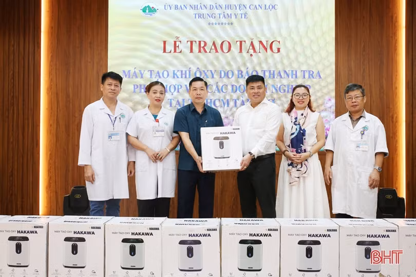 Trao máy móc, thiết bị trị giá gần 2 tỷ đồng cho một số đơn vị y tế Hà Tĩnh