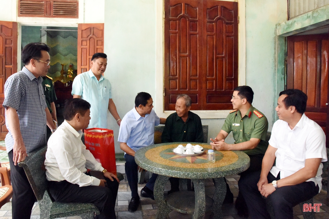 Lãnh đạo Hà Tĩnh thăm hỏi, tặng quà người có công với cách mạng
