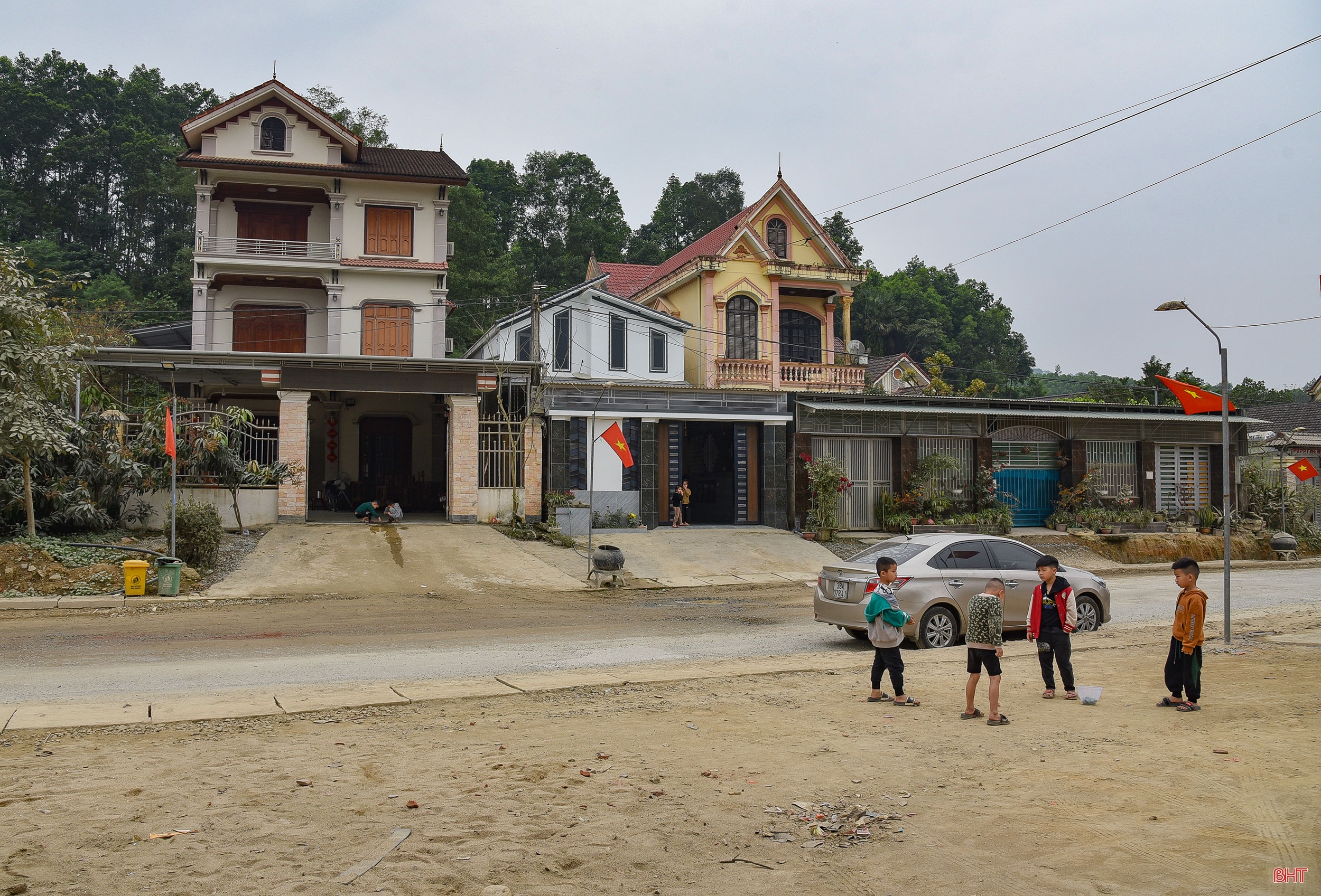 “Đội quân tiên phong” trong đồng bào dân tộc thiểu số ở Hà Tĩnh (Bài 1): Người đảng viên dân tộc Tày 30 năm cống hiến nơi biên viễn