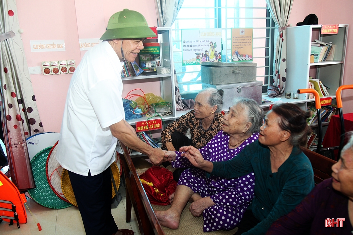 Cung cấp nhu yếu phẩm, đảm bảo đời sống cho Nhân dân vùng ngập lụt