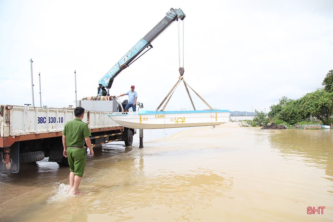 Cung cấp nhu yếu phẩm, đảm bảo đời sống cho Nhân dân vùng ngập lụt