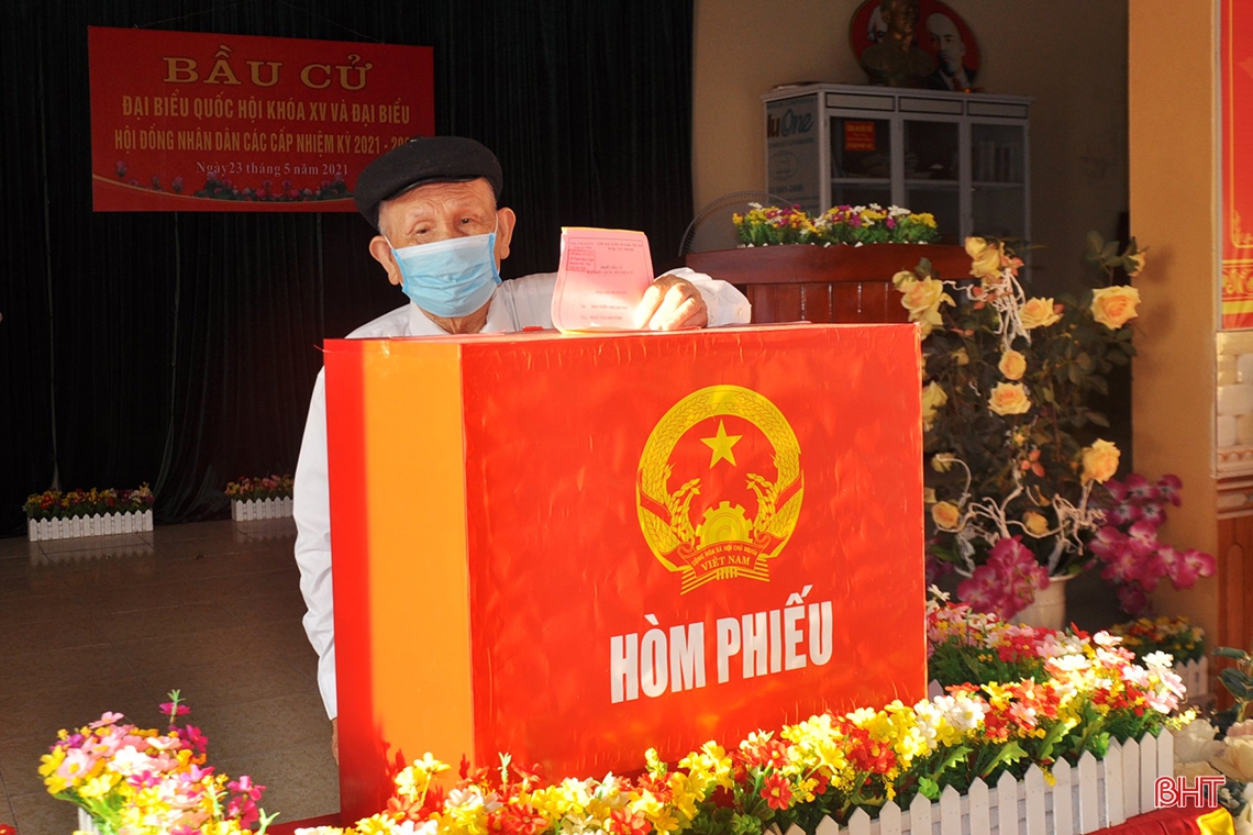 Cử tri Hà Tĩnh náo nức bầu chọn người đại biểu Nhân dân
