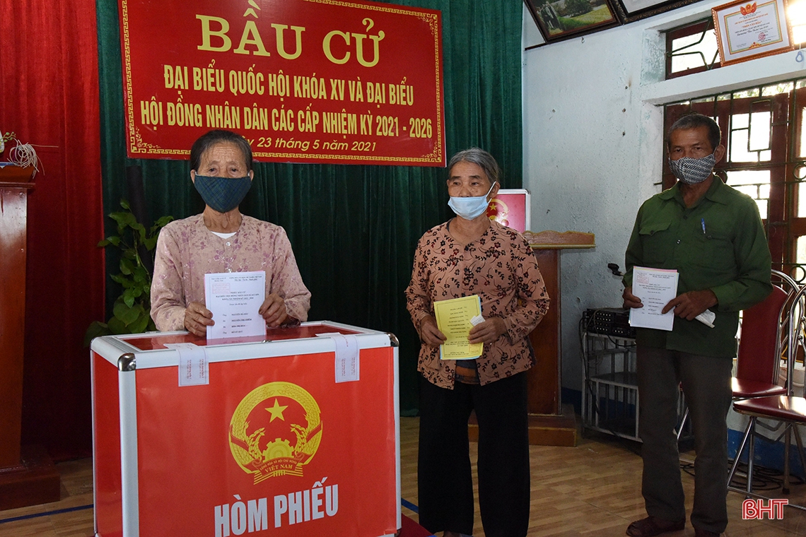Cử tri Hà Tĩnh náo nức bầu chọn người đại biểu Nhân dân