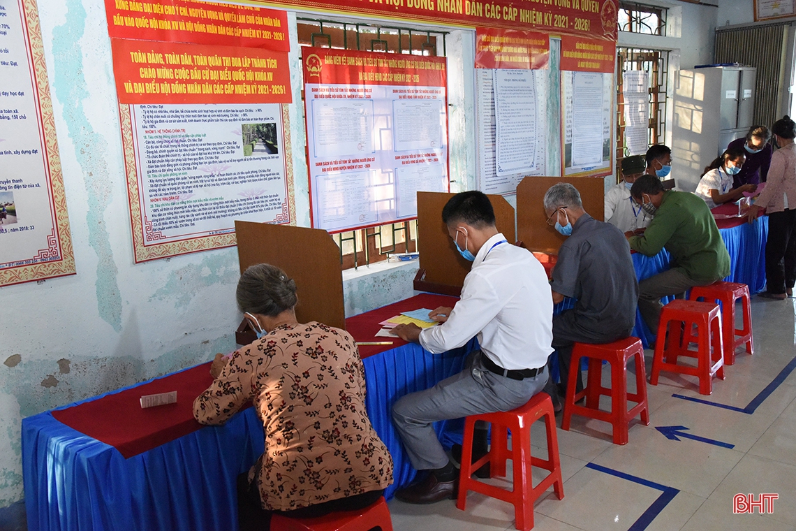 Cử tri Hà Tĩnh náo nức bầu chọn người đại biểu Nhân dân
