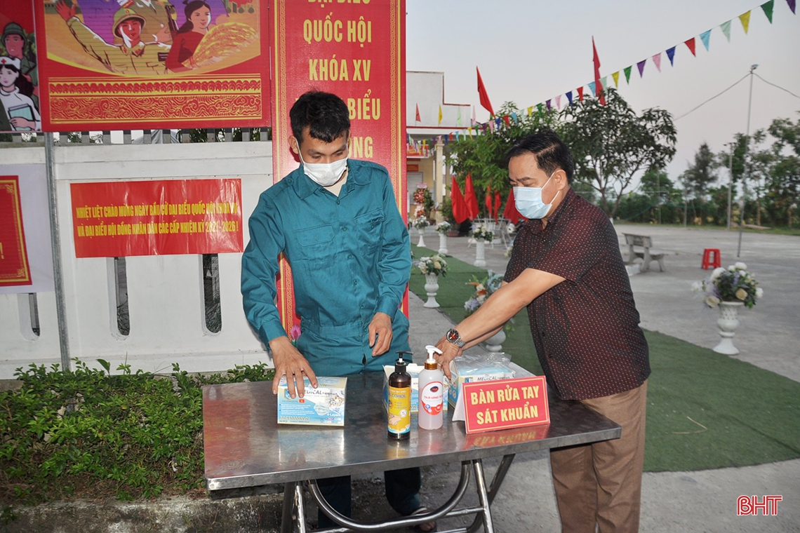 Cử tri hân hoan đi bầu cử ở Hà Tĩnh