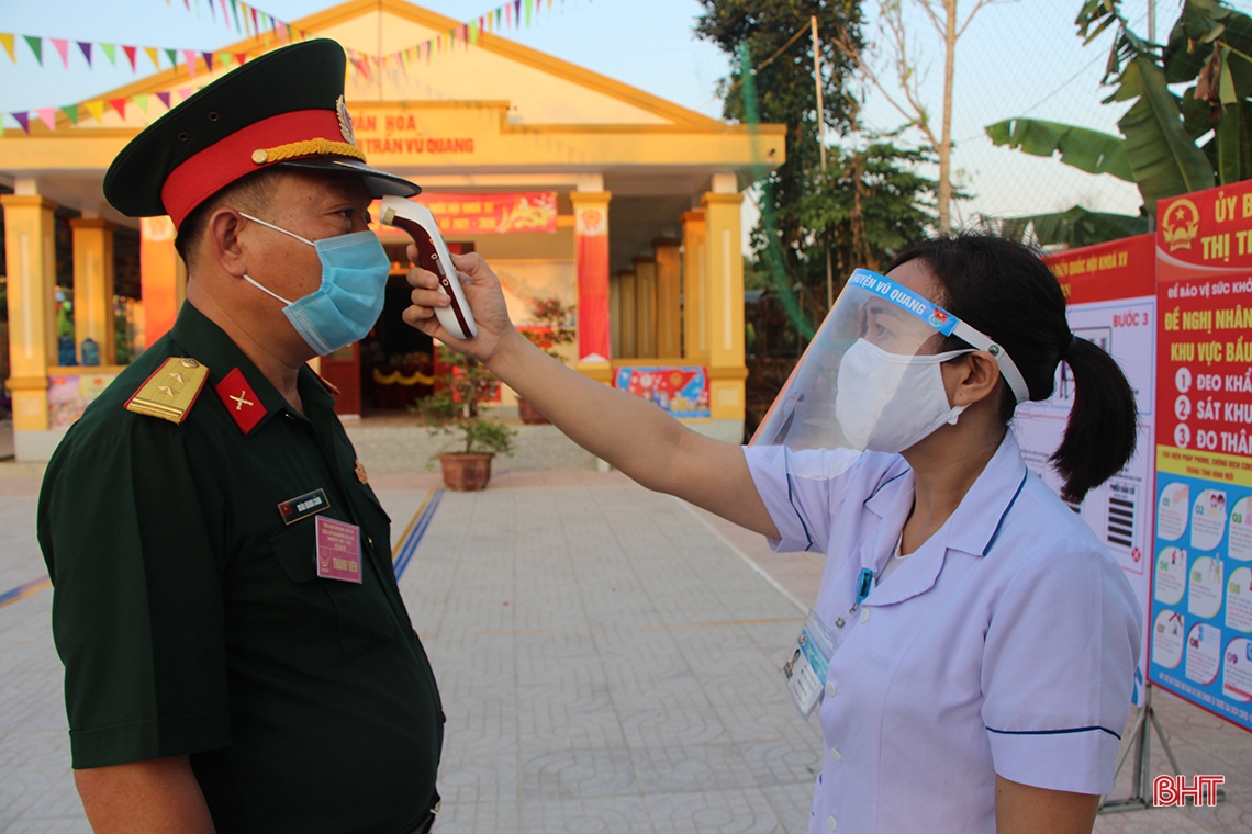 Cử tri hân hoan đi bầu cử ở Hà Tĩnh