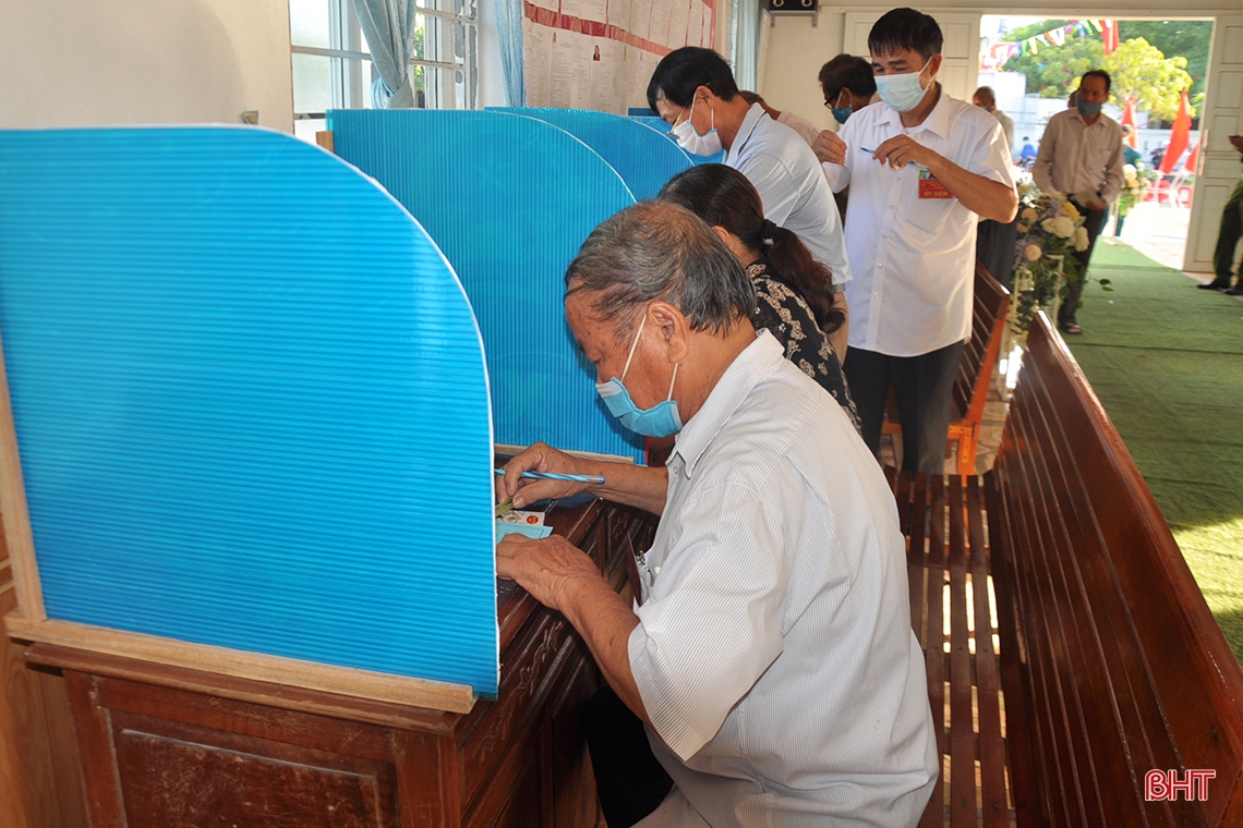 Cử tri Hà Tĩnh náo nức bầu chọn người đại biểu Nhân dân