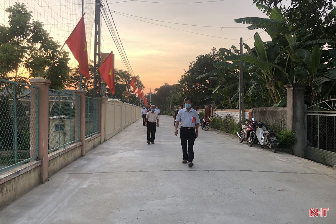 Cử tri hân hoan đi bầu cử ở Hà Tĩnh