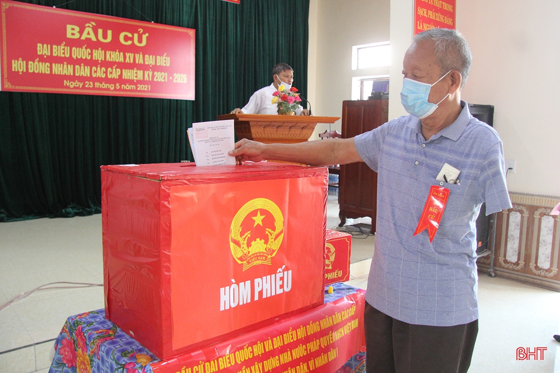 Cử tri Hà Tĩnh náo nức bầu chọn người đại biểu Nhân dân