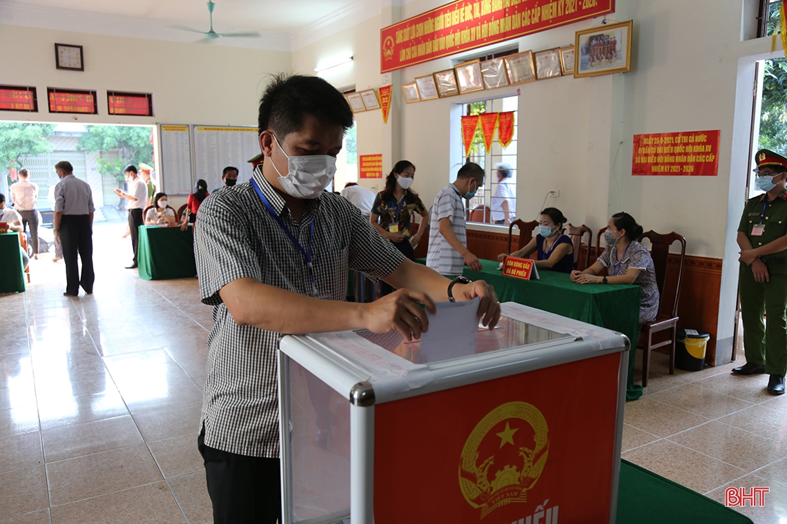 Cử tri Hà Tĩnh náo nức bầu chọn người đại biểu Nhân dân