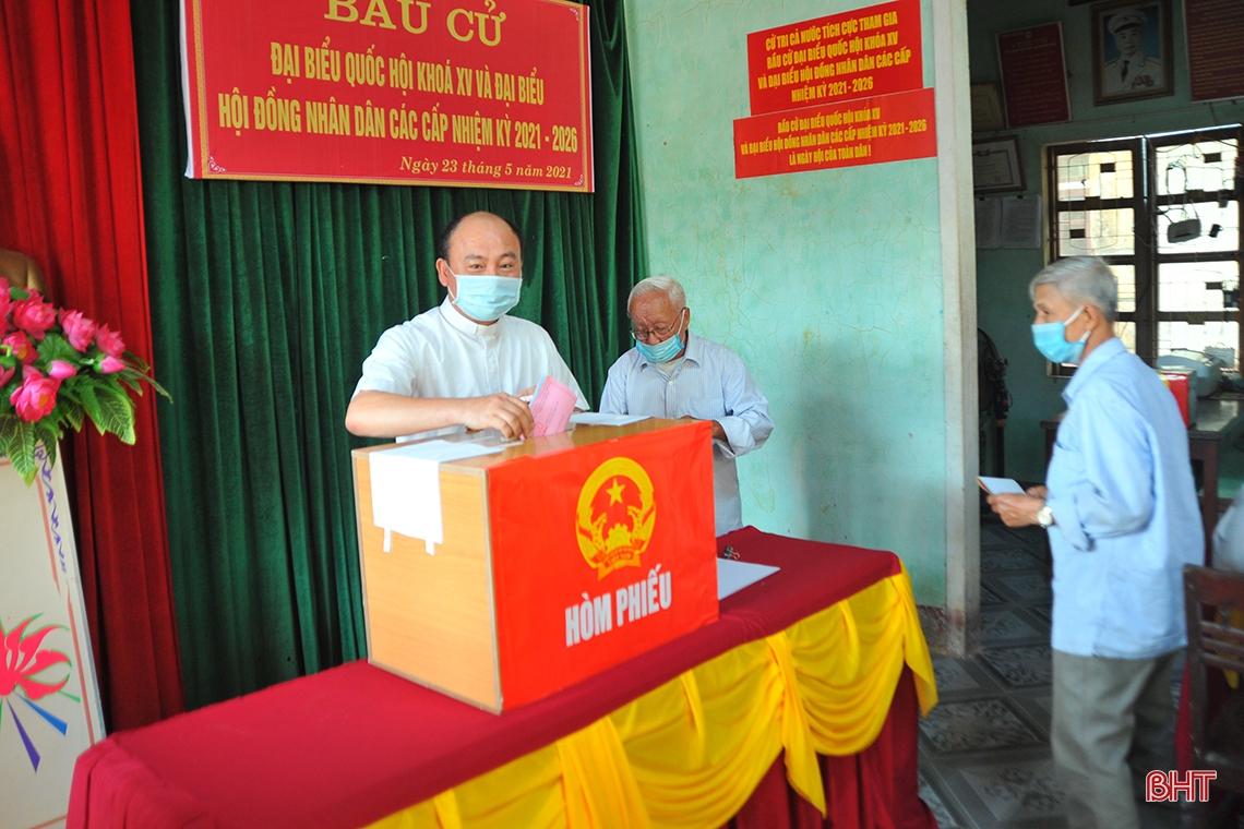 Cử tri Hà Tĩnh náo nức bầu chọn người đại biểu Nhân dân