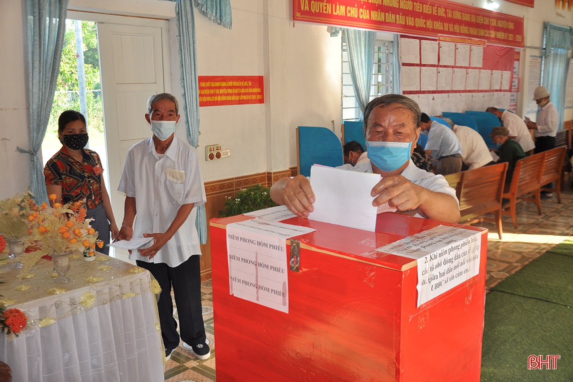 Cử tri Hà Tĩnh náo nức bầu chọn người đại biểu Nhân dân