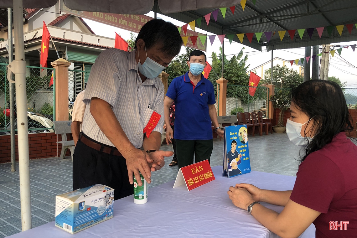 Cử tri hân hoan đi bầu cử ở Hà Tĩnh
